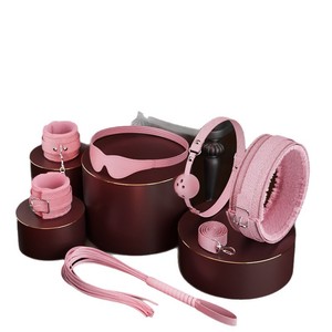 Set di 6 Pezzi per Bondage SM: Cavigliere, Polsiere, Collari, Catene, Mordicchiatori, Frusta, Giocattoli Sessuali Fantasy per Uso Femminile - Product Image 1