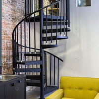 Escalier en colimaçon moderne en verre incurvé pour l'intérieur Garde-corps en chêne massif Villa Loft 1400 mm Luxe Gain de place