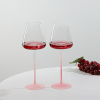 Verre à vin rose dégradé sur pied, fond concave, finition mate, design minimaliste, qualité alimentaire, logo personnalisé