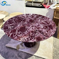 Table à manger ovale moderne en marbre rouge foncé poli avec base en colonne torsadée en spirale pour projet hôtelier et de restauration