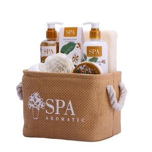 Coffret Cadeau de <span class=keywords><strong>Bain</strong></span> Personnalisé Parfum Huile Aromatique pour Spa avec Sac à Main Tissé Shampoing Gel Douche Nettoyant Corps <span class=keywords><strong>Bain</strong></span> Moussant - Product Image 1