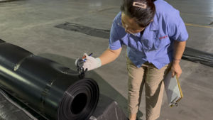 Geomembrana de HDPE/LLDPE para estanques de acuicultura industrial, granjas de camarones, revestimientos de presas y vertederos - Ecológica - Product Image 4