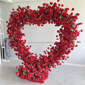 Arco di fiori a forma di cuore rosso arredo esterno in piedi rosa con arco di nozze sullo sfondo per eventi di san valentino - Product Image 3