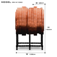 Armoire de rangement pour salon de style ornementation historique moderne, avec feuilles de cuivre, laque noire et pieds en acajou massif