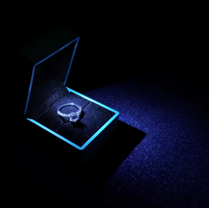 Bague de fiançailles 2026ZP en argent 925 plaqué or 18 carats avec halo de moissanite et pierres latérales serties à griffes, bijoux de fête - Product Image 4