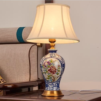 Lampe de chevet en porcelaine bleue et blanche de style chinois rétro pour salon, chambre à coucher, lampe de table décorative