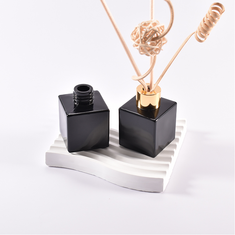 Luxury Odm Oem 50ml Reed Diffuser Oils Glossy Black Glass Bottle Perfume Oil Home Decor Reed Diffuser Set For Sale