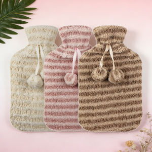 Housse de bouteille d'eau chaude et froide en polyester anti-brûlure, douce et pelucheuse, amovible, 2000 ml, pour l'hiver - Product Image 1