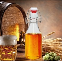 Emballage écologique, artisanat artisanal, bouteille en verre avec bouchon à bascule pour utilisation à domicile ou au bar