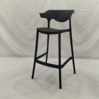 Tabourets en plastique minimalistes modernes pour usage commercial, tabourets de bar en plastique résistants aux intempéries, tabourets de bar hauts pour cafés et salles d'arcade