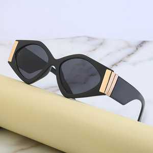 Gafas de sol de estilo europeo para mujer, montura negra, lentes de PC, protección Uv400, diseño moderno y a la moda para influencers de Instagram - Product Image 1