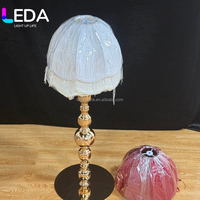 Lampe de table de mariage victorienne de luxe LEDA, support en métal doré, abat-jour en tissu à franges bordeaux, éclairage sur pied en métal doré