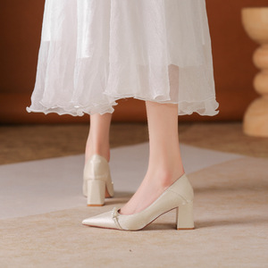 Escarpins Mary Jane à bout pointu, talon carré, en satin, avec décoration de perles, chaussures de mariage - Product Image 4