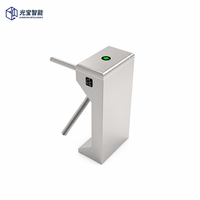 Barrière d'accès verticale à 3 bras, style minimaliste, avec panneau de lecture latéral, pour entrée de bâtiment de bureaux