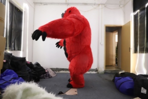 Costume de mascotte de <span class=keywords><strong>gorille</strong></span> rouge en peluche gonflable OEM de 2.6m nouveau personnage de conception pour King Kong inspiré de fête pour les costumes de films télévisés - Product Image 5