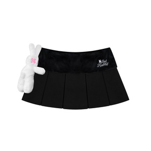 Jupe Chillin Rabbit Skirt Tuytsi, mini-jupe plissée avec ceinture en velours côtelé, logo brodé et lapin en peluche attaché - Product Image 4