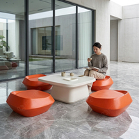 Ensemble table et chaises en fibre de verre, combinaison moderne table basse et sièges, mobilier commercial sur mesure, approvisionnement en gros pour projets hôteliers et centres commerciaux