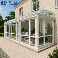 Véranda de jardin résistante aux intempéries avec toit en verre trempé et isolation thermique pour une utilisation toute saison, espace de vie confortable pour patio.