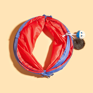 Tunnel pliable pour chat rouge et bleu avec jouet à bille pour jouer et faire de l'exercice en intérieur - Product Image 1
