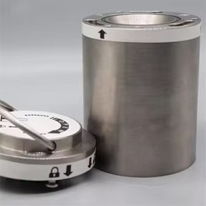 Contenedor de protección contra rayos gamma de aleación de tungsteno para transporte seguro de sustancias radiactivas, apto para el manejo de viales de dosis radiactivas. - Product Image 6