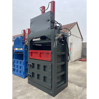 Presse à balles hydraulique verticale automatique, adaptée au compactage des vêtements usagés.