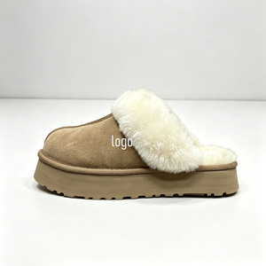Mules d'intérieur pour femmes OEM, mode hiver, en daim de vache, doublure en peau de mouton, thermiques, antidérapantes, légères, respirantes, plateforme, résistantes à l'usure - Product Image 1