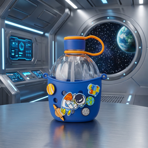 Bouteille d'eau en Tritan pour enfants PINKAH, design Astronaute, 650 ml/22 oz, avec paille et sangle, personnalisable <span class=keywords><strong>Crocs</strong></span> DIY, idéale pour les sorties et l'école - Product Image 1