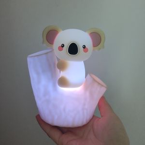 Lámpara LED portátil de silicona suave con forma de koala, recargable por USB, con sensor de movimiento, luz cálida regulable, ideal para la habitación de bebés y niños. - Product Image 1