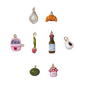 Breloques en résine miniatures classiques et mignonnes plaquées or Manna pour la personnalisation de vos propres créations de bijoux - Product Image 2