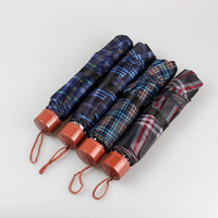 Nouveaux parapluies à trois volets, parapluies à carreaux classiques, parapluies d'affaires, approvisionnement de décrochage de rue, parapluies de cadeau promotionnel