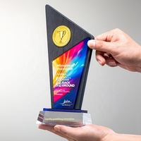 Trophée triangulaire créatif en marbre et cristal artificiel, sur mesure, haut de gamme, médaille commémorative, support de récompense coloré, gravure