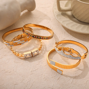 Brazalete <span class=keywords><strong>de</strong></span> Diseño <span class=keywords><strong>de</strong></span> Alta Gama con Circonitas Blancas Huecas y Coloridas, Brazalete <span class=keywords><strong>de</strong></span> Acero Inoxidable con Textura Geométrica y Baño <span class=keywords><strong>de</strong></span> <span class=keywords><strong>Oro</strong></span> - Product Image 2