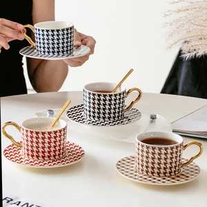 Juego de taza de café con platillo de porcelana fina, estilo americano, con diseño de celosía y flores, con asa dorada, ecológico, para oficina en casa y festividades - Product Image 3