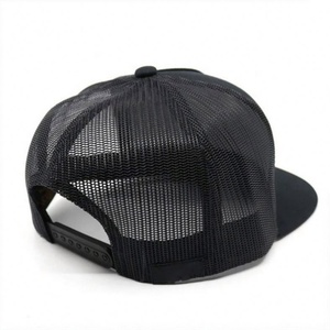 Casquette Trucker Baraja De Oro noire à visière plate avec patch en cuir imprimé cartes à jouer, vente en gros - Product Image 4
