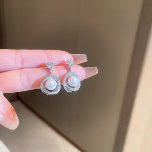 Orecchini Pendenti E2604 in Oro Bianco con Perla Coltivata, Design Geometrico per Matrimoni, Gioielli di Lusso per Donne - Product Image 4