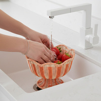 Handgeweven gegolfde PP rotan fruitkom met voet, decoratieve fruitmand voor aanrecht, voor snacks & snoepjes.