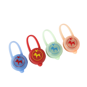 <span class=keywords><strong>Collar</strong></span> de perro mascota <span class=keywords><strong>LED</strong></span> recargable con accesorio colgante de silicona de patrón sólido - Product Image 2