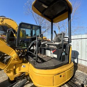 รถขุดขนาดเล็ก Komatsu PC35MR 3.5 ตัน มือสอง พร้อมเครื่องยนต์ Yanmar ปั๊ม และเกียร์ สำหรับงานก่อสร้างในพื้นที่แคบ ลึก และในอาคารในเมือง - Product Image 2