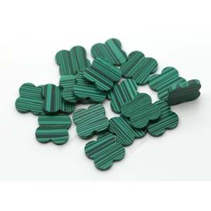 Pierre de malachite verte en forme de trèfle à quatre feuilles pour la fabrication de bijoux - Product Image 3