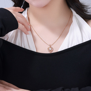 Collana con Doppio Cuore in Lega d'Oro Rosa 18K Personalizzata con Incisione, Ciondolo con Zirconi, Regalo per San Valentino o Matrimonio - Product Image 6