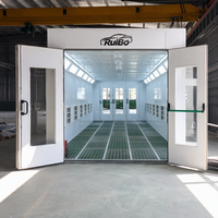 Cabine de peinture automobile RuiBo blanche à double porte avec grille de filtration au plafond, barre anti-panique au sol et vue intérieure complète