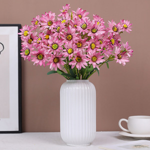 Bouquet de marguerites artificielles Ruilisi en soie pour décorations de mariage – Orange, rose, blanc, violet clair, bleu, violet pâle - Product Image 2