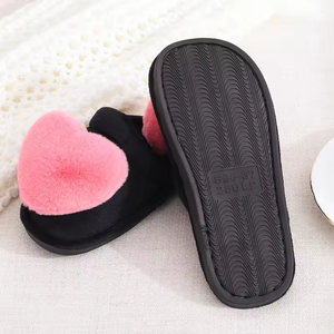 Pantuflas de invierno de felpa con diseño de corazón para mujer y niña, de PU, con diseño de conejo, logotipo personalizado, cálidas y peludas para el hogar. - Product Image 4