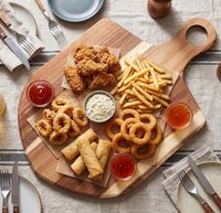 Planche à découper moderne et créative en bois d'acacia naturel, plateau de service durable avec poignée pour la décoration de la cuisine