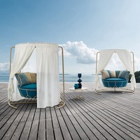 Lit suspendu de style géométrique moderne en bambou et en rotin pour l'extérieur avec configuration multi-coussins