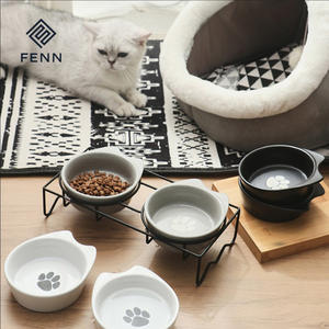 Nuovo Design produttore di articoli per <span class=keywords><strong>animali</strong></span> domestici ciotola per <span class=keywords><strong>animali</strong></span> domestici proteggere la colonna vertebrale simpatico impronta di gatto in ceramica cibo per gatti doppia ciotola prodotti per <span class=keywords><strong>negozio</strong></span> di <span class=keywords><strong>animali</strong></span> - Product Image 1