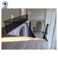 Villa de luxe avec garde-corps en acier, clôture sur mesure, système de garde-corps en alliage d'aluminium avec options d'éclairage