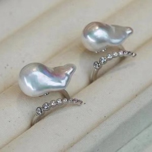 Anello Barocco di Nicchia con Apertura Regolabile e Unico Design in Argento Sterling con Perle Edison d'Acqua Dolce - Product Image 2