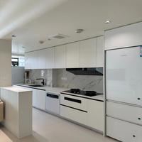 Armoires de cuisine modulaires en bois massif personnalisables, surface antibactérienne pour cuisine ouverte moderne, aménagement flexible