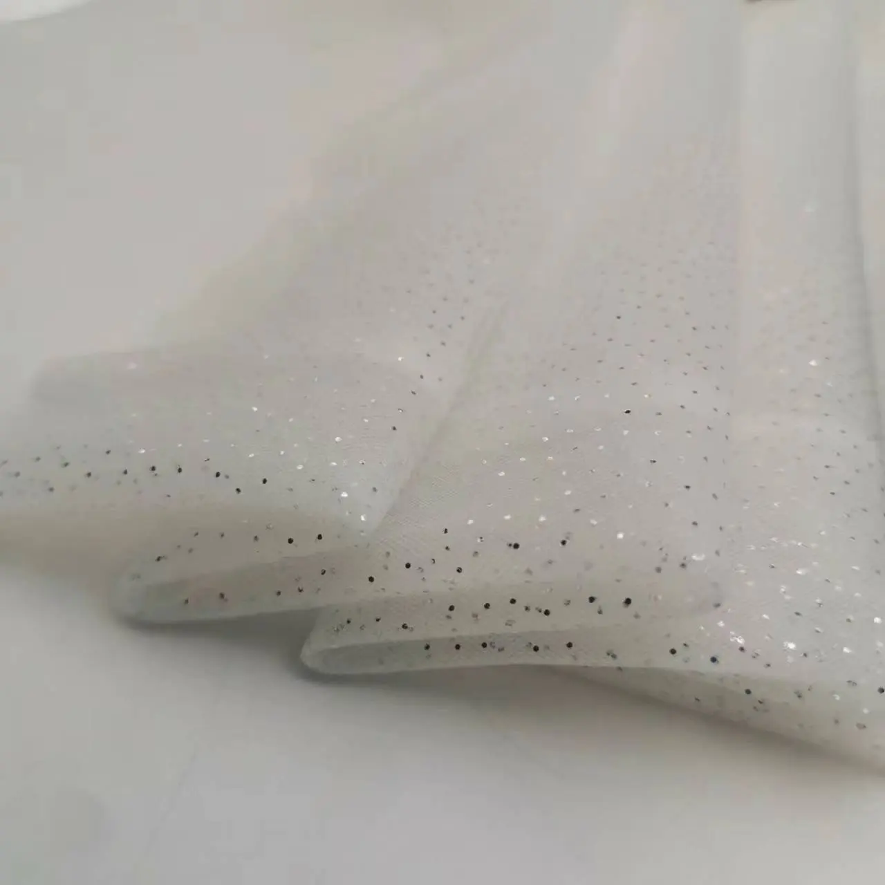 Fabrieksfabrikant 100% Nylon 16gsm Lichtgewicht Breien Korea Glanzend Glitter Print Folie Tule Mesh Folie Dot Stof Fo Jurk